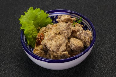 Kremalı ve kuru domatesli tavuk ciğeri kekik servis edildi.