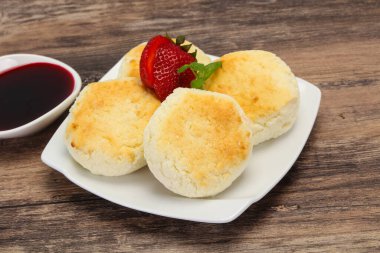 Reçelli krep ve naneli çilek.