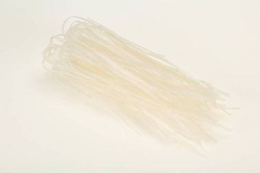 Çiğ pirinç eriştesi pişirmeye hazır.