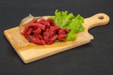 Çiğ et dilimlenmiş, pişirmeye hazır.