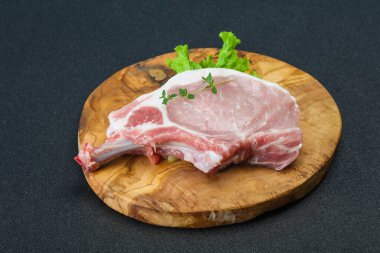 Ahşap arka planda çiğ biftek.