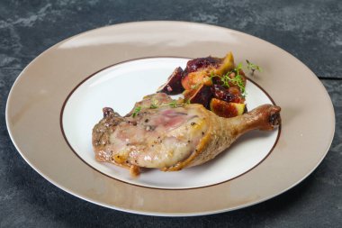 Kavrulmuş. Ördek. erik, incir ve elma ile bacak