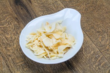 Hindistan cevizi kuru cipsi kasede atıştırmalık.