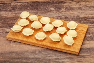 Pişirmek için çiğ etli börek.