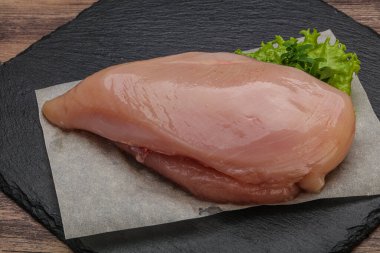 Pişirmek için çiğ tavuk göğsü.