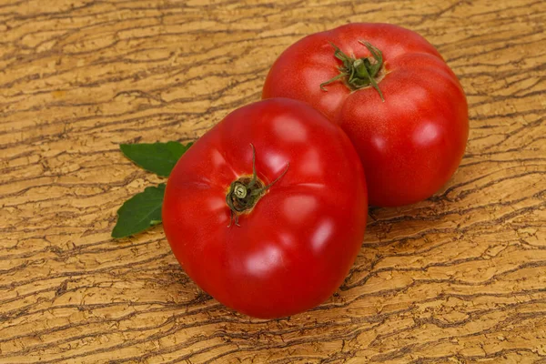 Tomat Merah Matang Atas Latar Belakang Kayu — Stok Foto