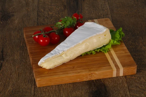 Triángulo Queso Brie Servido Ensalada Hojas —  Fotos de Stock