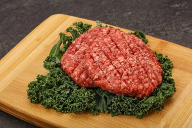 Izgara için çiğ sığır eti pirzolası.