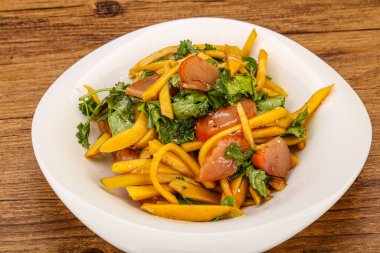 Mango ve tavuklu Asya salatası.