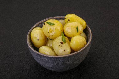 Kasede taze haşlanmış patates soğan servis edildi.