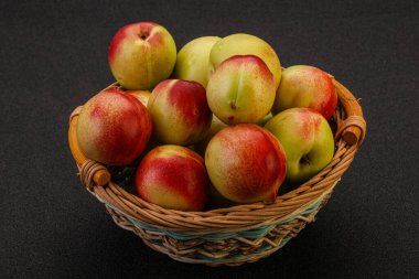 Sepette küçük yeşil nektarinler