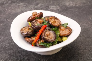 Baharatlı ve otlu terbiye edilmiş Shiitake mantarı.