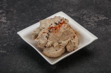 Kavanozda baharatlı ringa yağı var.