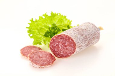 İtalyan kuru salamlı domuz sosisi salata yaprağı servis edildi.