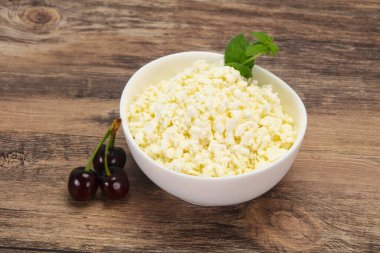 Taze kaymak tabaktaki taze kaymak. Naneli ve vişneli.