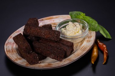 Sarımsak soslu siyah ekmek yığını.