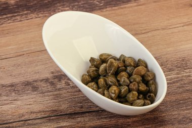 Kasede salamura edilmiş kapari.