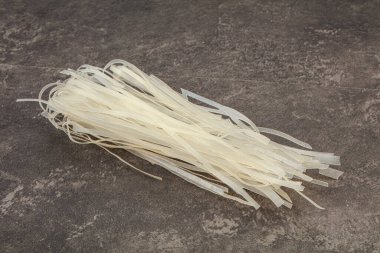 Kuru pirinç eriştesi pişirmeye hazır.