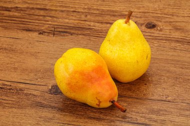 Arka planda taze sarı armut