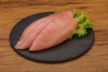 Pişirmek için çiğ hindi göğsü.