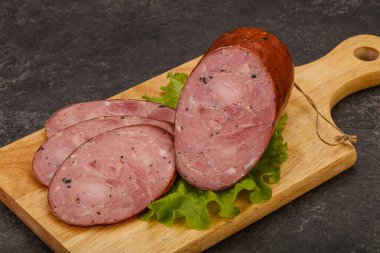 Baharatlı ve otlu füme jambon.