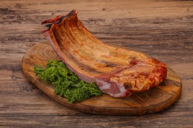 Baharatlı ve otlu domuz pirzolası.