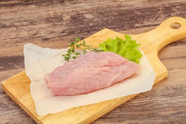 Pişirmek için çiğ hindi göğsü biftek.