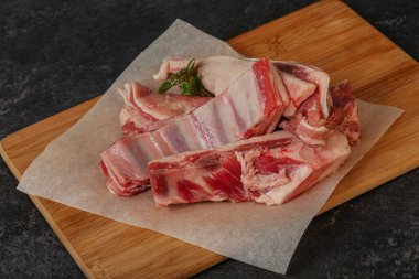 Çiğ kuzu kaburgası pişirmek için biberiye servis edilir.