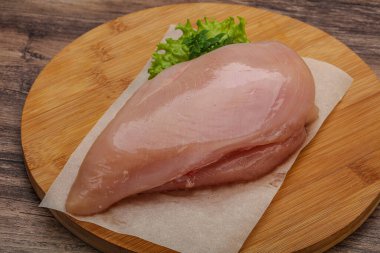 Pişirmek için çiğ tavuk göğsü.