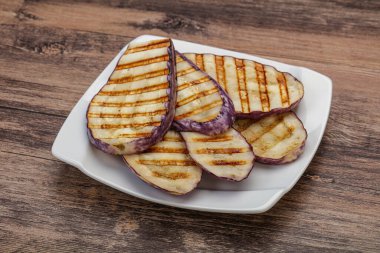 Izgara graffiti yumurta dilimleri ve zeytinyağı.