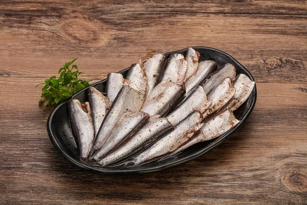 Sardellen Fisch Snack Der Schüssel Serviert Basilikumblätter — Stockfoto