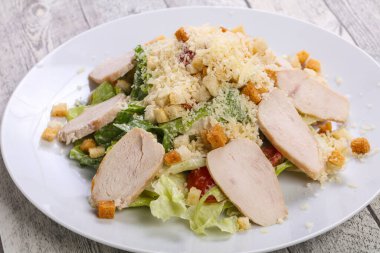 Tavuk göğsü ve parmesan peynirli Sezar salatası.