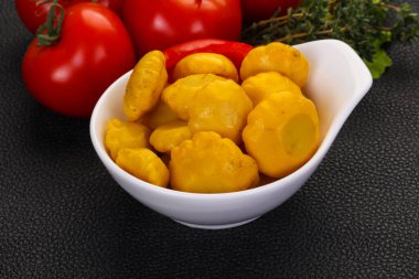 Lezzetli terbiye edilmiş veranda kasede.