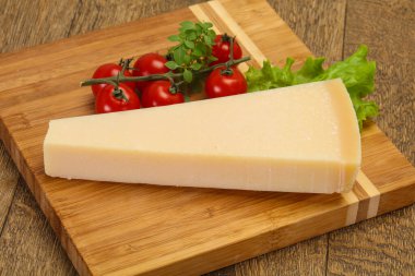 İtalyan geleneksel parmesan peyniri üçgeni salata servis etti