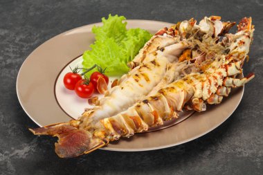 Tabakta ızgara kerevit salata servis edildi.