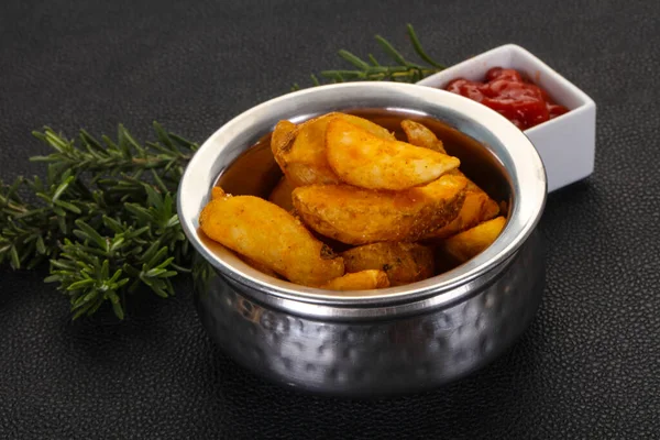 Gebratene Kartoffelscheiben Mit Rosmarin Und Sauce — Stockfoto