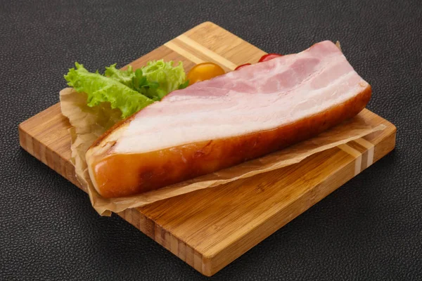 Geräucherte Schweinebrust Mit Salatblättern Und Tomaten — Stockfoto