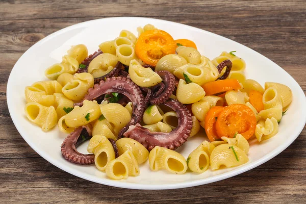 Nudeln Mit Oktopus Petersilie Und Gelben Tomaten — Stockfoto