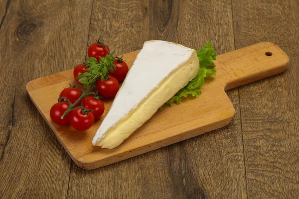 Triángulo Queso Brie Servido Ensalada Hojas —  Fotos de Stock