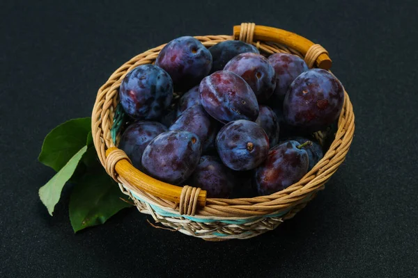 Montón Ciruela Madura Cesta Con Hojas — Foto de Stock