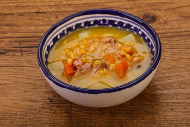 Füme domuz pirzolası ve bezelye çorbası.