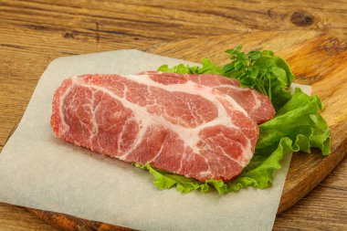 Izgara için çiğ domuz eti boyunlu biftek.