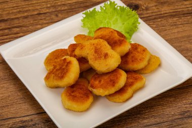 Kızarmış tavuk nugget. Salata yaprakları.