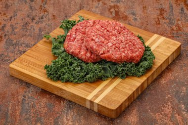 Izgara için çiğ sığır eti pirzolası.