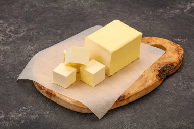 Sütlü doğal sarı tereyağı.