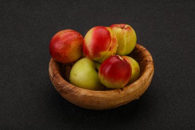 Sepette küçük yeşil nektarinler