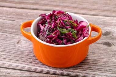 Bitki ve baharatlı kırmızı lahana turşusu