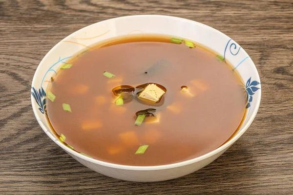 Japon geleneksel soya peynirli Miso çorbası.