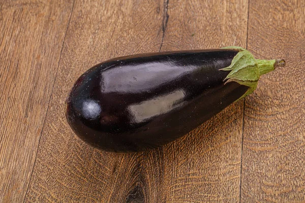 Siyah olgun taze bir patlıcan.