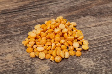 Çiğ bezelyeler pişmeye hazır.